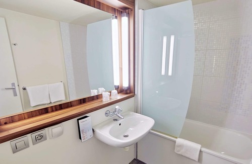 Vert-Saint-Denis Hotel | Campanile Melun Sénart - Vert Saint Denis