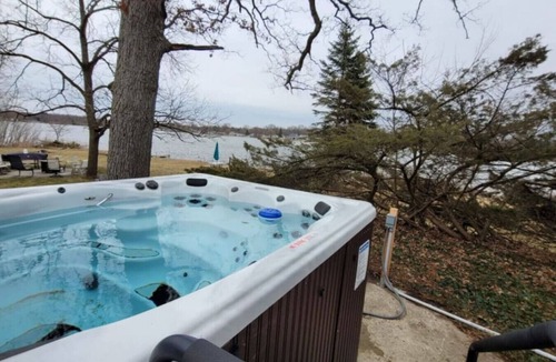 Alto Apartment | Campau Lake Half Suite Retreat | 2BR Hot tub