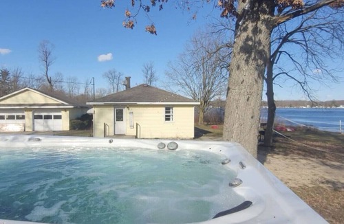 Alto House | Campau Sunshine Cottage Half Suite | 2 Fish 3BR