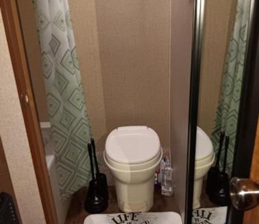 Nancy House | Camper only 2 Min to the Lake!