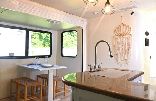 Waterbury House | Camper Rv nature lover stay