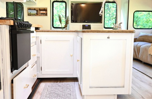 Waterbury House | Camper Rv nature lover stay