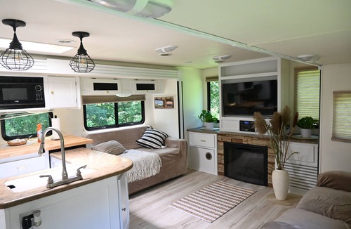 Waterbury House | Camper Rv nature lover stay