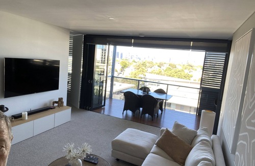 Camperdown Apartment | Camperdown 2 bed, 2 bath, pools & gyms, cafes, shops, transport, parking