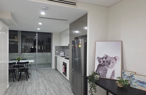 Camperdown Apartment | Camperdown two 13 Close to bus stop and SYD CBD