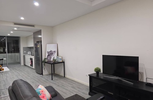 Camperdown Apartment | Camperdown two 13 Close to bus stop and SYD CBD