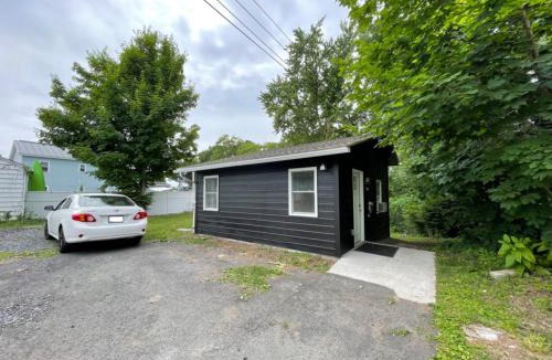 Lincoln Park House | Campfire Cottage Fireplace, fire pit & no chores!