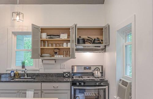 Lincoln Park House | Campfire Cottage Fireplace, fire pit & no chores!