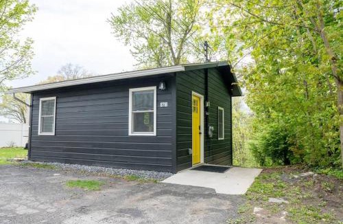 Lincoln Park House | Campfire Cottage Fireplace, fire pit & no chores!