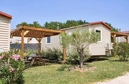 Malemort-du-Comtat House | Camping 3 étoiles - Piscine - efaeha