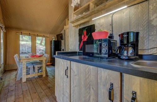 Mondragon House | Camping 3 étoiles - Piscine - eeed0e