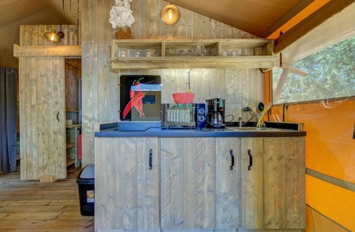 Mondragon House | Camping 3 étoiles - Piscine - eeed0e