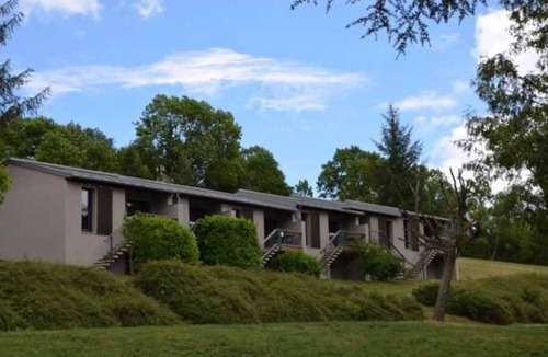 Meyrueis House | Camping 3 étoiles - Piscine - eeeggg