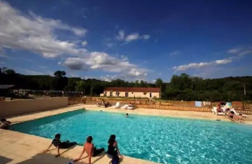 Marminiac Ski Chalet | Camping 3 étoiles - piscine chauffée à flanc de colline