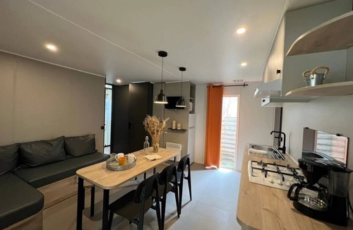 Levier House | Camping 3 étoiles - Piscine - ccbbdhd