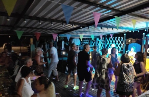 Massillargues-Attuech House | Camping 3 étoiles - Piscine - eebibi