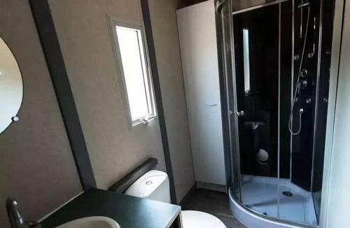 Vic-la-Gardiole Ski Chalet | Camping Flower Altea* - Standard 3-room chalet for 4 people with air conditioning