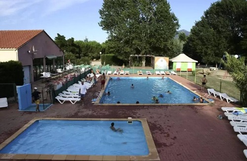 Saint-Jean-Pla-de-Corts Cabin | Camping les Casteillets* - 3-room cabin for 5 people Without sanitary facilities