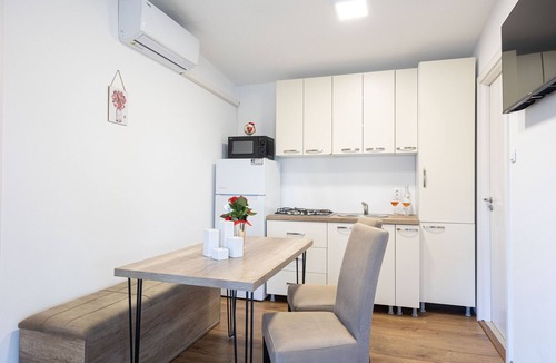 Donji Karin Ski Chalet | Camping Karin - Mobile houses Magoro near pool and beachfront