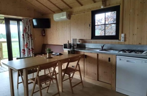 Saint-Laurent-sur-Sevre Cabin | Campsite Le Rouge Gorge* * - CABANE LODGE PREMIUM BORA BORA 3 CH 7 PERS CLIM TV LAVE VAISSELLE 7 persons
