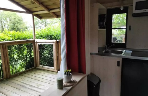 Saint-Laurent-sur-Sevre Cabin | Campsite Le Rouge Gorge* * - CABANE LODGE PREMIUM SOLARO 1 CH 2/4 PERS CLIM TV 4 persons