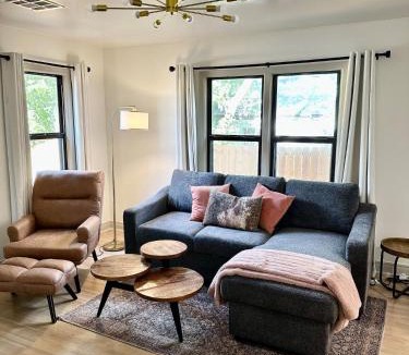 Edmond House | Campus Cottage Kng Bed! Walk To Uco And Downtown