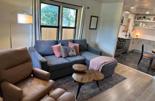 Edmond House | Campus Cottage Kng Bed! Walk To Uco And Downtown