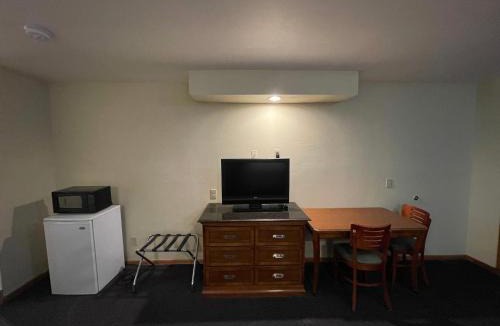 West Baraboo Hotel | Campus Inn Baraboo