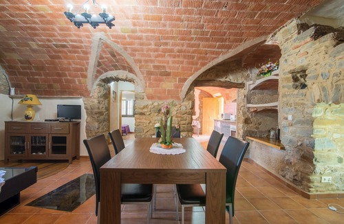 Garrigoles House | Can Cometes les Olives – Comfortable Holiday Home with Terrace and BBQ