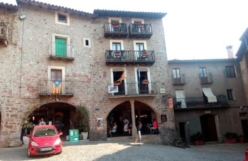 Santa Pau Hotel | CAN MENCIÓ - Plaça Major