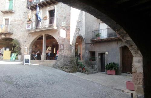 Santa Pau Hotel | CAN MENCIÓ - Plaça Major