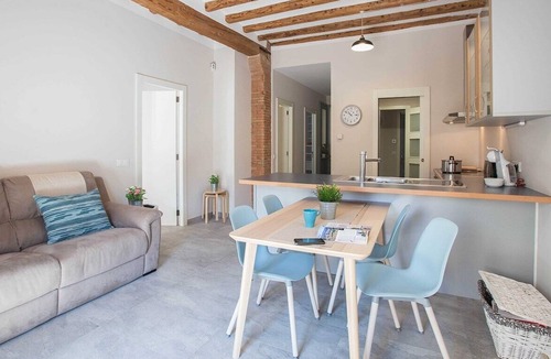 Ripoll Apartment | Can Salvans, Apartamento de diseño en zona tranquila cerca de la estación de ferrocarril