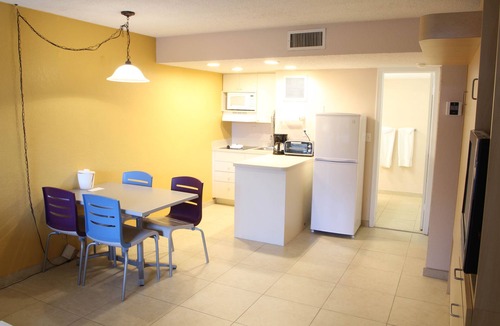 Pompano Beach Hotel | Canada House Pompano Beach