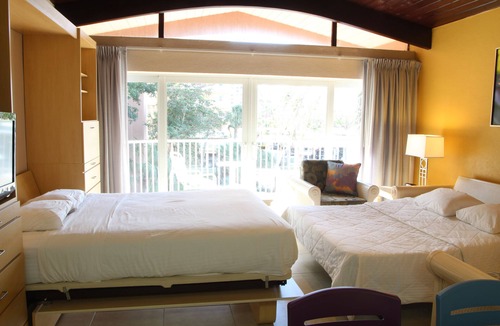 Pompano Beach Hotel | Canada House Pompano Beach