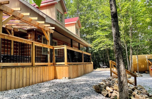 Messines Cottage | Canada House Retreat - Beautiful Lakefront Oasis