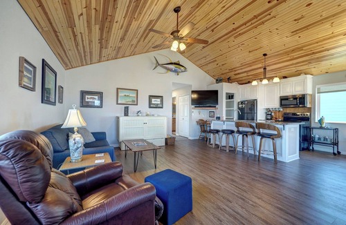 Rockport House | Canal Fishing Retreat - Dock, Sky Deck, Golf Cart