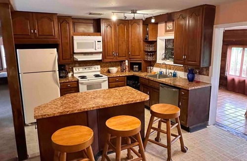 Oviedo House | Canal Front 2BR + Den Near Lake Jesup