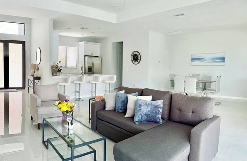 Mariner House | Canal front relaxation retreat