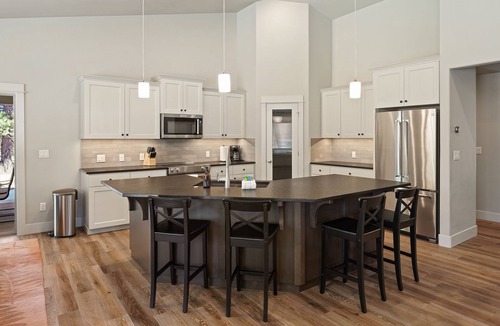 Deschutes River Woods House | Canal Front, Relaxing and Serene