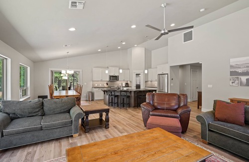 Deschutes River Woods House | Canal Front, Relaxing and Serene