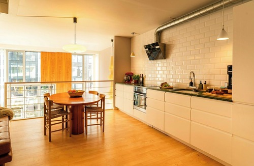 Sydhavnen House | Canal house with floating deck and canal access