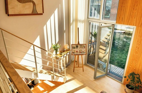 Sydhavnen House | Canal house with floating deck and canal access