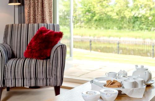 Ellesmere House | Canal View