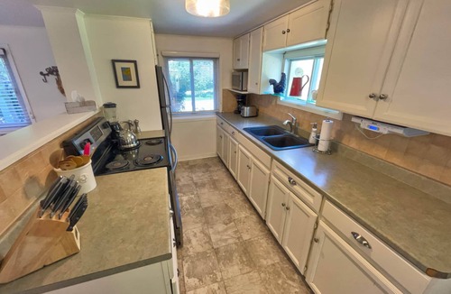 Newboro House | Canalman’s Cottage | Historic Lockside Retreat