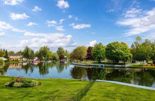 Lagoon City House | Canalside Summer Cottage with Waterview, Custom Bar, BBQ, and Fireplace