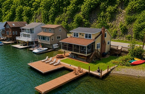 Naples House | Canandaigua Lakefront | 5 Mins to Naples | Dock