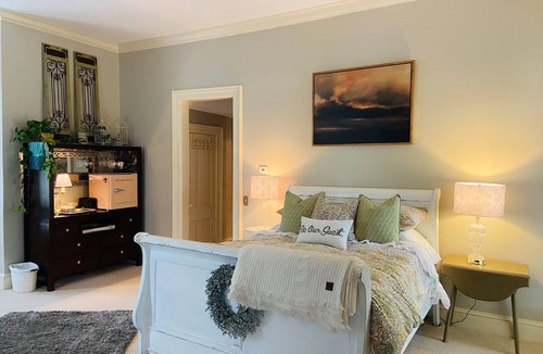 Canandaigua Bed & Breakfast | Canandaigua Main St Private Entrance Guest Suite