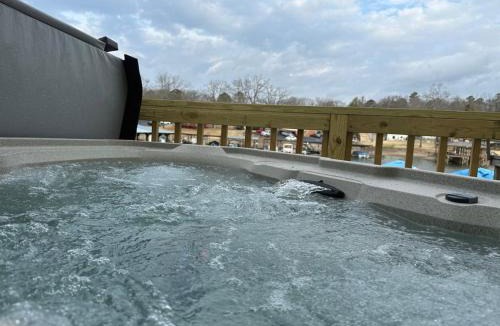 Mid America Villa | Canary Cottage, Lakefront King Suite with Hot Tub at Sam's Pizza