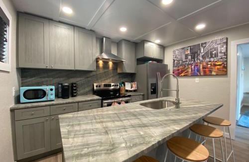 Mid America Villa | Canary Cottage, Lakefront King Suite with Hot Tub at Sam's Pizza