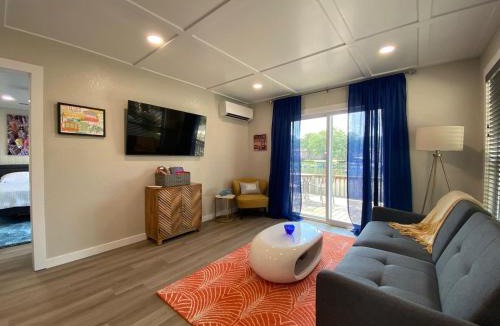Mid America Villa | Canary Cottage, Lakefront King Suite with Hot Tub at Sam's Pizza
